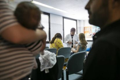 Varios pacientes esperan a su médico en el centro de salud de Goya, en la capital.