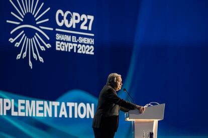 El Secretario General de las Naciones Unidas, Antonio Guterres, durante su discurso inaugural. “Redirijamos el dinero a las personas que luchan con el aumento de los precios de los alimentos y la energía y a los países que sufren pérdidas y daños causados por la crisis climática”, ha sostenido el máximo responsable de la ONU en el arranque de la cumbre del clima que se celebra en la ciudad egipcia de Sharm el Sheij.