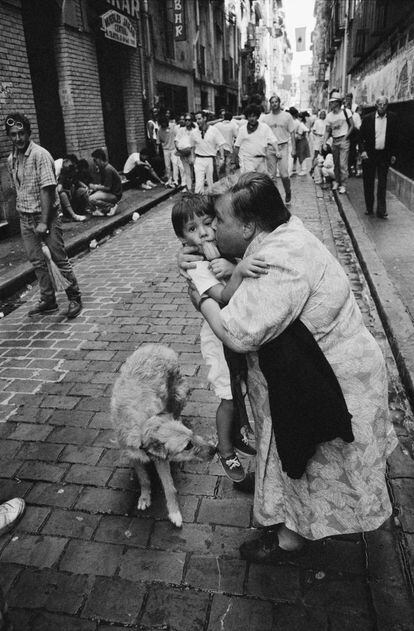 Una mujer besa a un niño en la calle durante los sanfermines en Pamplona, en julio de 1991. 