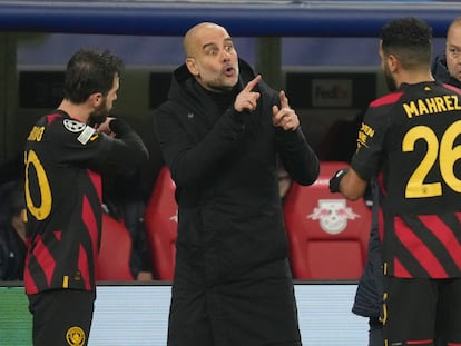 Guardiola da instrucciones a Silva y Mahrez durante el partido en Leipzig.