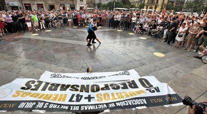 Dos bailarines en un momento del homenaje a las v&iacute;ctimas del accidente de metro de Valencia. 