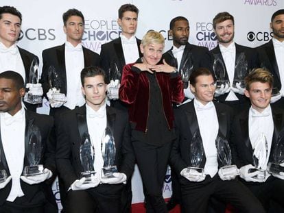 Ellen Degeneres, junto a sus premios People's Choice Awards, anoche en Los Ángeles.