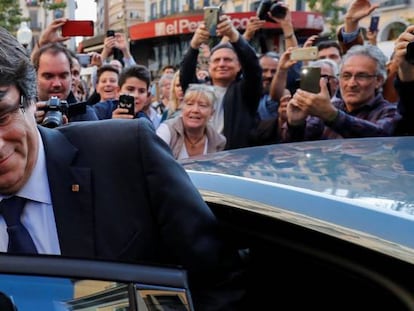 Carles Puigdemont entra en su coche después de dar un paseo el pasado sábado.