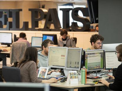 Varios periodistas trabajan en la Redacción de EL PAÍS.