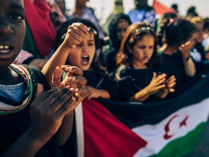 Varios niños gritan proclamas en favor del pueblo saharaui en octubre de 2021.
