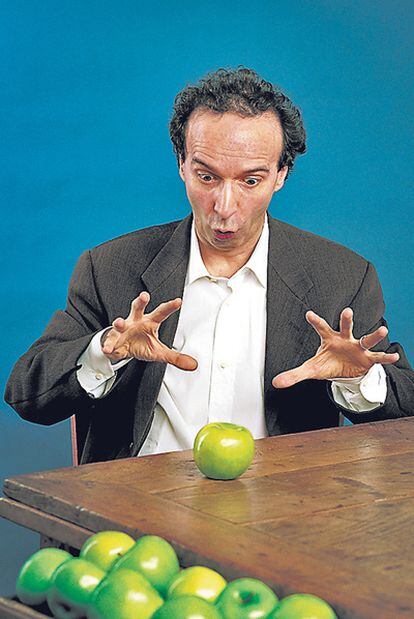 Roberto Benigni posando en Roma (2003)