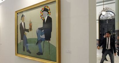 Pedro Paricio, en Sevilla, junto a su obra 'Dialogue'.