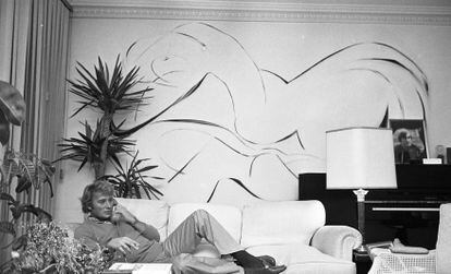El cantante y actor Johnny Hallyday en su casa de París en 1980. 