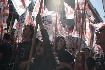 Organizaciones sociales y políticas en manifestación en Buenos Aires este 20 de diciembre.