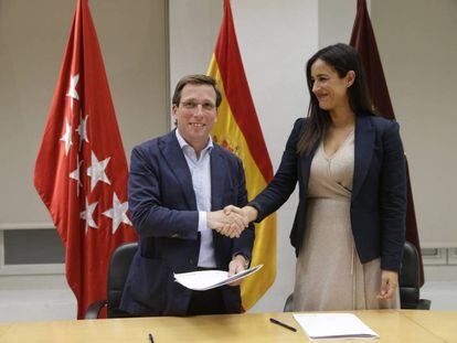 José Luis Martínez-Almeida y Begoña Villacís firman el acuerdo que cerraron menos de 24 ahoras antes de la constitución del Ayuntamiento.