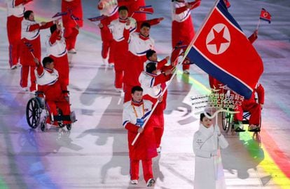Jong Hyon Kim abanderado de Corea del Norte durante la ceremonia de apertura de los Juegos Paralímpicos de Pyeongchang 2018, el 9 de marzo de 2018.