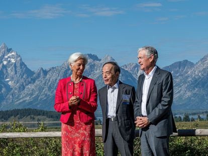 Christine Lagarde, presidenta del BCE, Kazuo Ueda, gobernador del Banco de Japón, y Jerome Powell, presidente de la Fed en el foro de Jackson Hole en agosto de 2023.