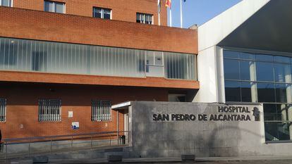 La entrada principal del Hospital San Pedro de Alcántara de Cáceres.
