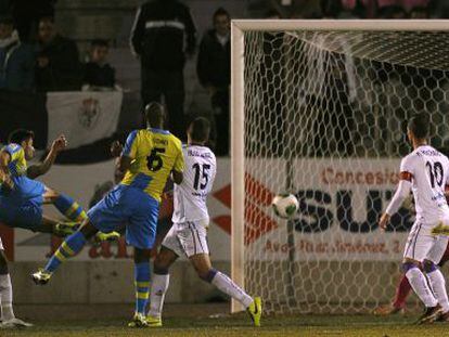 David L&oacute;pez marca el gol a la salida de un c&oacute;rner.