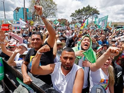 Seguidores del candidato Gustavo Petro, en un acto de campaña en Soacha este domingo.