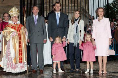 Los Reyes, los Príncipes de Asturias y sus hijas junto al obispo de Mallorca, José Luis Murgui