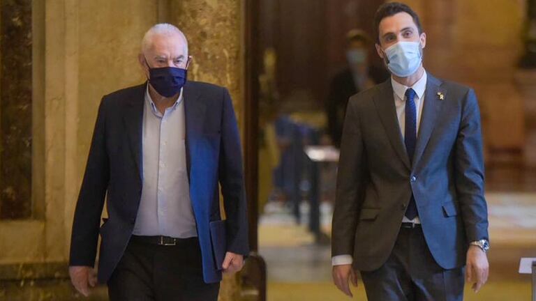 El presidente del Parlament, Roger Torrent y el diputado Ernest Maragall, en el Parlament