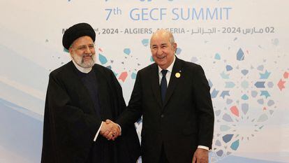 El presidente de Irán, Ebrahim Raisí (izquierda), saluda a su homólogo argelino, Abdelmnayid Tebún. el sábado en Argel.