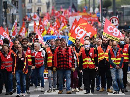 Sindicalistas participan hoy martes en la manifestación de Rennes, al oeste de Francia.