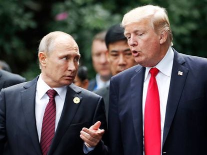 Donald Trump y Vladimir Putin el pasado 11 de noviembre en una cumbre en Vietnam.