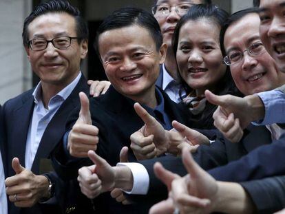 Jack Ma, fundador de Alibaba, junto a otros directivos de la frima, en la Bolsa de Nueva York.