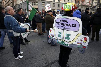 Los manifestantes, llegados de toda España, han seguido la convocatoria de Fedetaxi (Federación Española del Taxi), lanzando tracas, haciendo sonar bocinas y tocando los cláxones de decenas de vehículos.