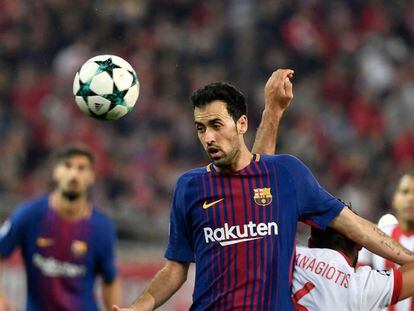 Sergio Busquets rechaza el balón.