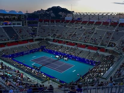 La Arena GNP semi vacía en el primer día del abierto de tenis de Acapulco, este lunes.