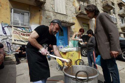 Constantinos Polychronopulos reparte comida en Atenas.