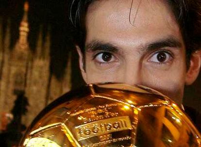 Kaká besa el trofeo concedido por la revista <i>France Football</i> al mejor jugador de 2007.