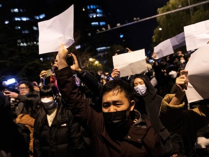 Manifestantes contra la política de covid cero, con folios en blanco en la mano, ayer en Pekín.