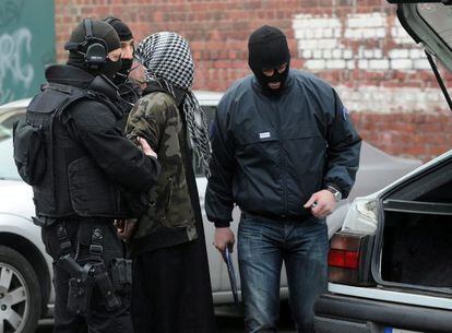 Un detenido en la redada antiterrorista en Roubaix.