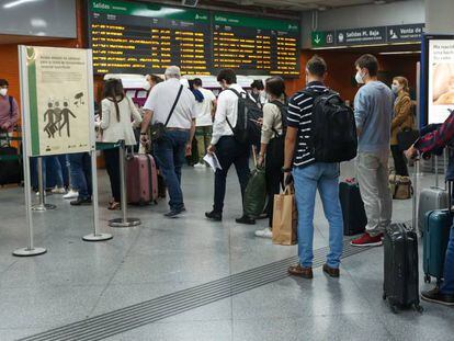 Cola de gente en la estación de Atocha de Madrid este viernes antes del anuncio del estado de alarma.