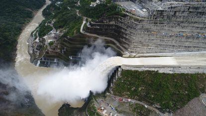 Hidroituango está conformado por una presa de 225 m de altura y 20 millones de metros cúbicos de volumen.