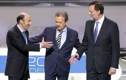 Rubalcaba y Rajoy se saludan antes del debate.