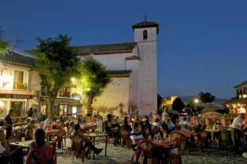 Terraza en el barrio del Albaicín, en Granada.