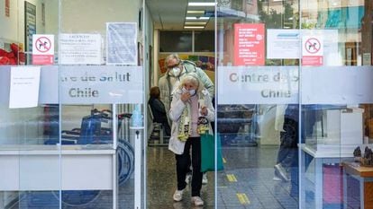 Dos personas con mascarilla salen del Centro de Salud Chile, este viernes en Valencia.