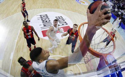 Tavares machaca el aro del Baskonia