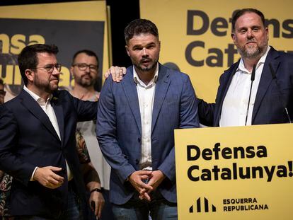 Gabriel Rufian, candidato por Barcelona de Esquerra, con Pere Aragonès y Oriol Junqueras.