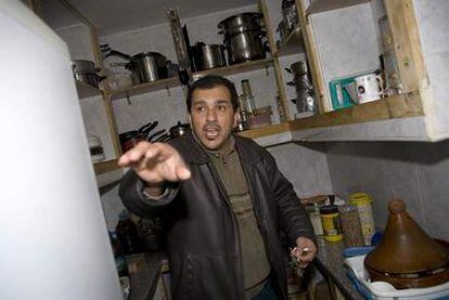 Mohammed Koubaa en su piso de Viladecans.