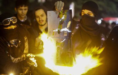 Manifestantes queman un &aacute;lbum del Mundial,