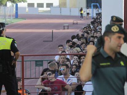 Polic&iacute;as y guardias civiles colaboran en mantener el orden en el casting de este martes para &#039;Juego de Tronos&#039; en Osuna (Sevilla).