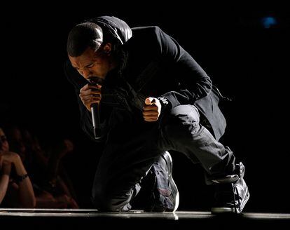 El rapero Kanye West calza las zapatillas Nike Air Yeezy 1 durante su actuación en los Grammy de 2008.