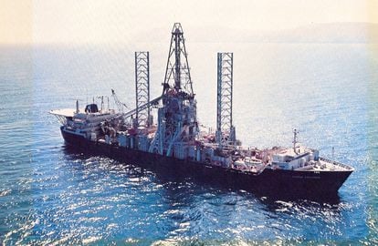 El barco Hughes Glomar Explorer usado por la CIA para recuperar el submarino soviético.