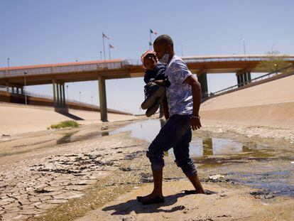 Un migrante haitiano, momentos antes de entregarse a autoridades de la Patrulla Fronteriza en El Paso, el pasado 5 de mayo.