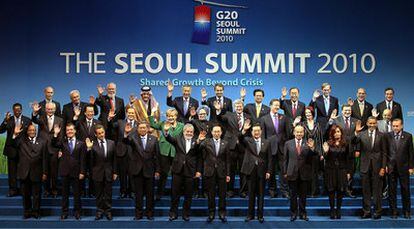 Los líderes del G-20 más los cinco países invitados, entre ellos España, y representantes de instituciones como la ONU, el FMI y la Comisión Europea, al finalizar la reunión de Seúl.
