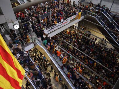 Milers de persones tallen l&#039;AVE a Girona.