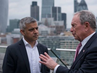 El nuevo alcalde londinense, Sadiq Khan, y el exalcalde de Nueva York Michael Bloomberg, este jueves en Londres.