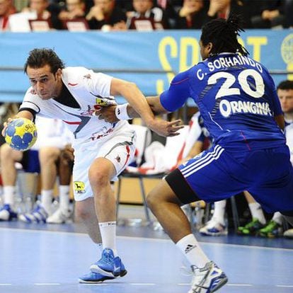 El tunecino Saied se lleva el balón ante el francés Sorhaindo.