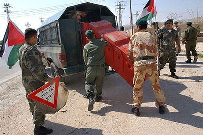 Fuerzas de seguridad palestinas instalan un control en una de las entradas a Jericó.